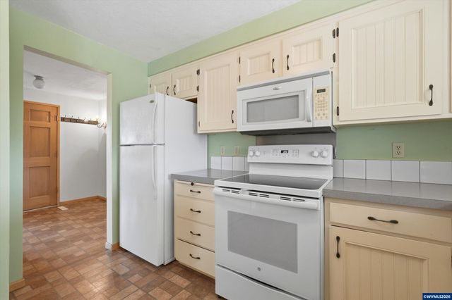 375 S Columbia Dr, Woodburn, OR 97071