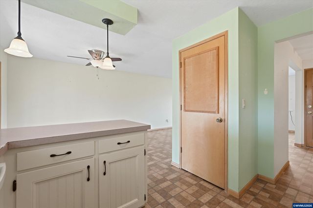 375 S Columbia Dr, Woodburn, OR 97071