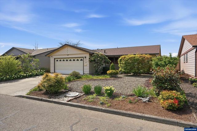 375 S Columbia Dr, Woodburn, OR 97071