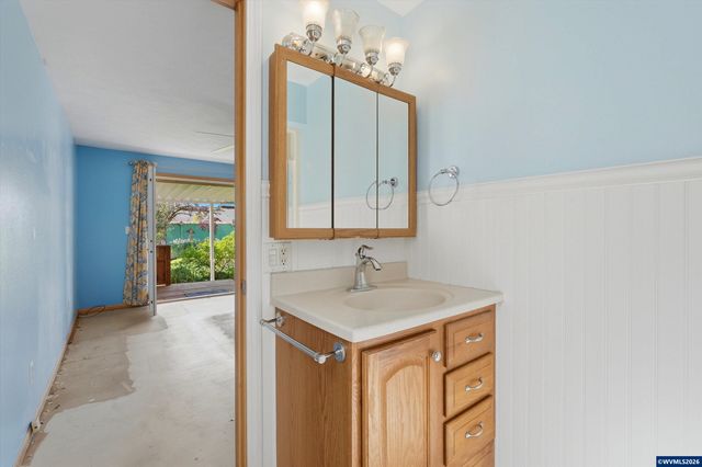 375 S Columbia Dr, Woodburn, OR 97071