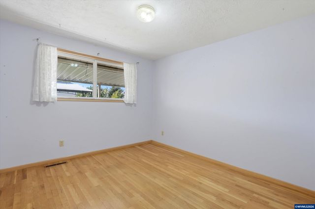 375 S Columbia Dr, Woodburn, OR 97071