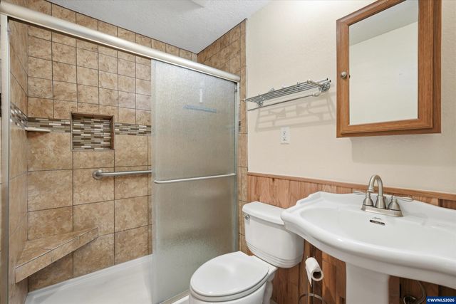 375 S Columbia Dr, Woodburn, OR 97071