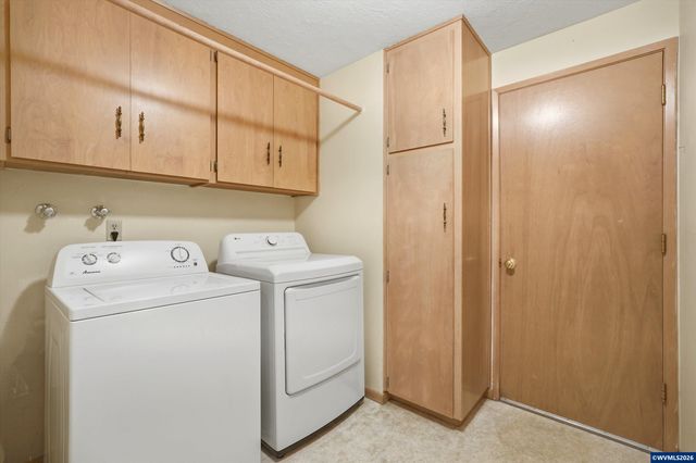 375 S Columbia Dr, Woodburn, OR 97071