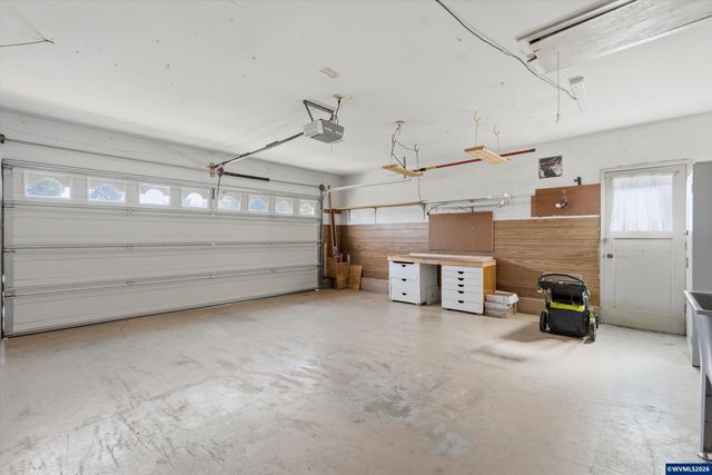 375 S Columbia Dr, Woodburn, OR 97071