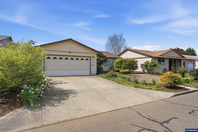 375 S Columbia Dr, Woodburn, OR 97071