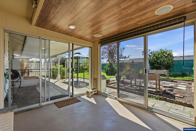 375 S Columbia Dr, Woodburn, OR 97071