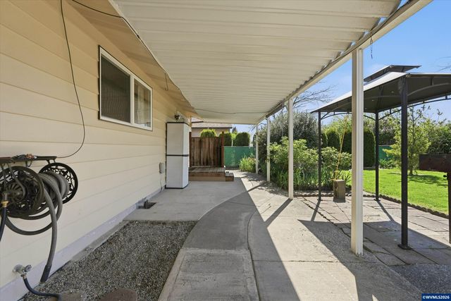 375 S Columbia Dr, Woodburn, OR 97071