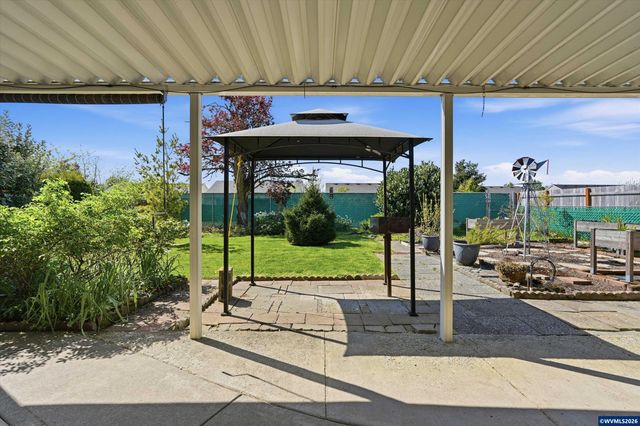 375 S Columbia Dr, Woodburn, OR 97071