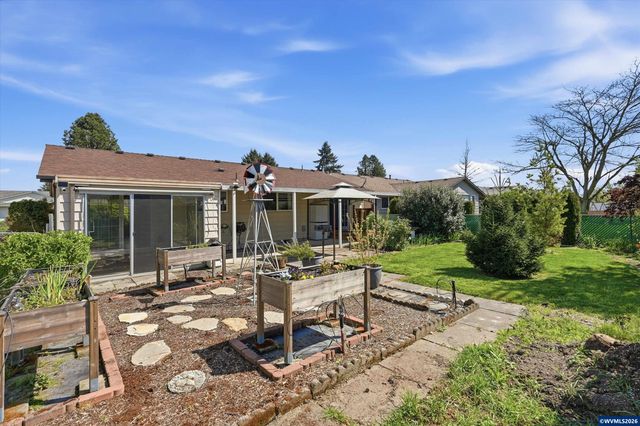 375 S Columbia Dr, Woodburn, OR 97071