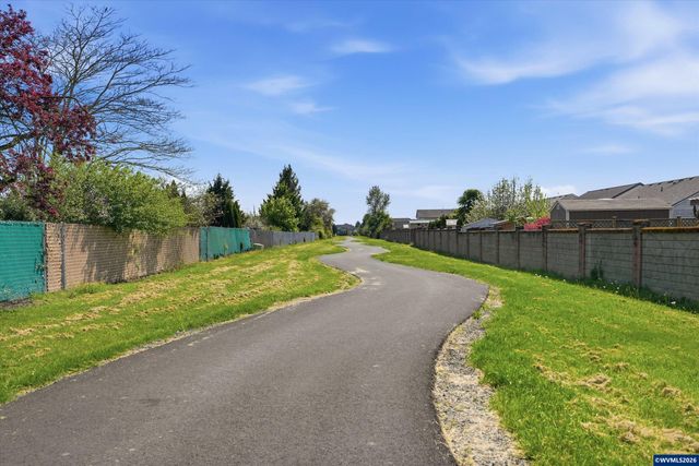 375 S Columbia Dr, Woodburn, OR 97071