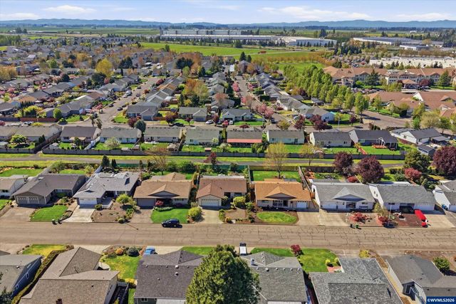 375 S Columbia Dr, Woodburn, OR 97071