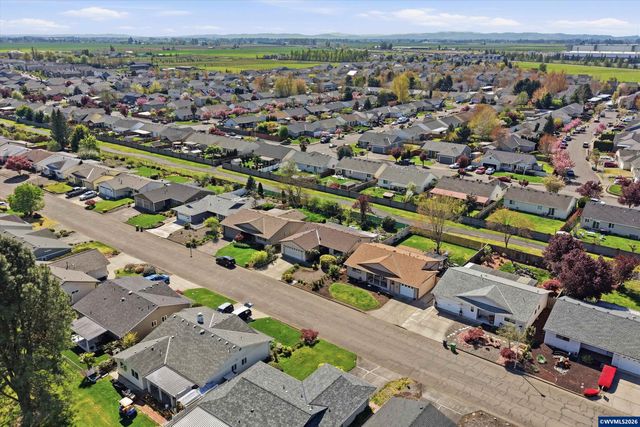 375 S Columbia Dr, Woodburn, OR 97071
