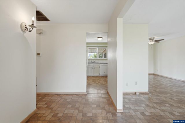 375 S Columbia Dr, Woodburn, OR 97071