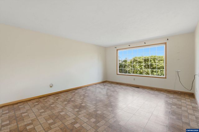 375 S Columbia Dr, Woodburn, OR 97071