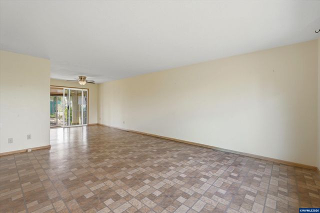 375 S Columbia Dr, Woodburn, OR 97071