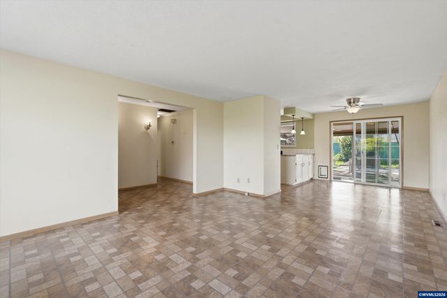 375 S Columbia Dr, Woodburn, OR 97071