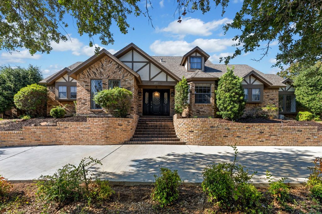 2813 S Country Club Road, Garland, TX 75043