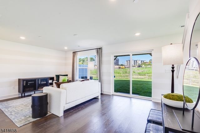 81 Eastwood Ter, East Hanover Twp., NJ 07936