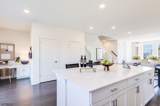 81 Eastwood Ter, East Hanover Twp., NJ 07936