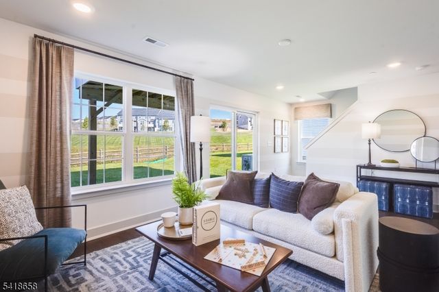 81 Eastwood Ter, East Hanover Twp., NJ 07936