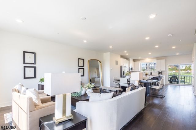 81 Eastwood Ter, East Hanover Twp., NJ 07936