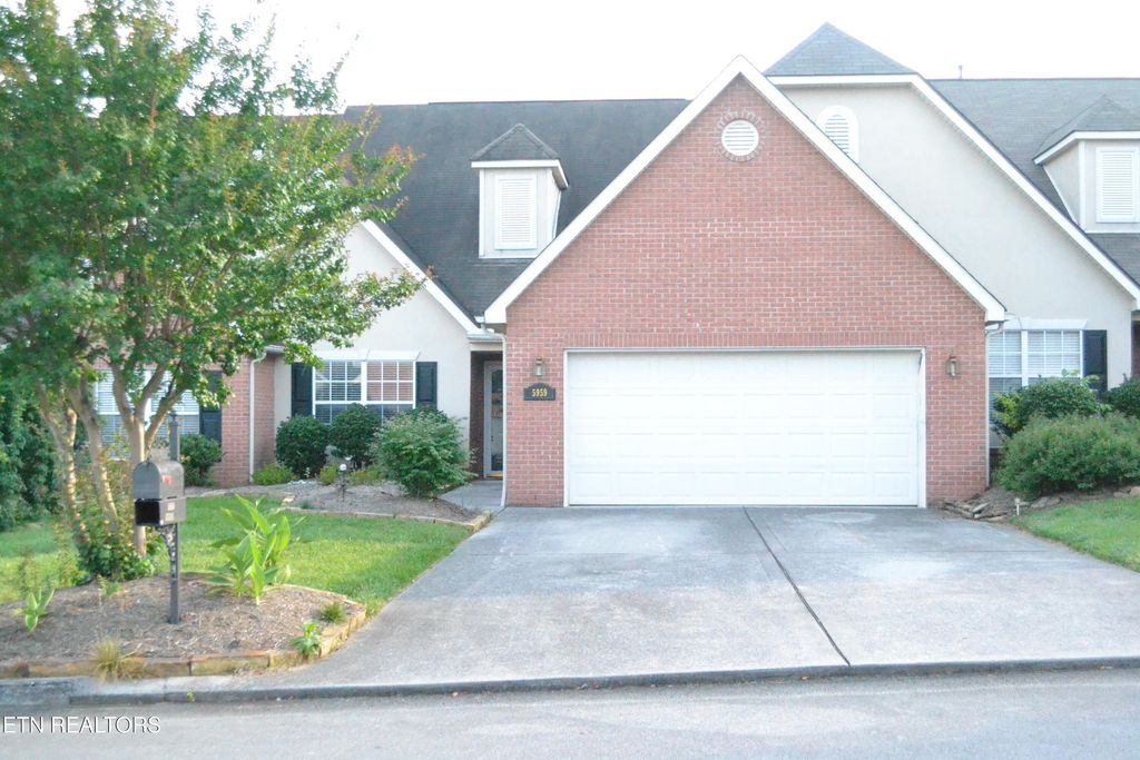 5959 Round Hill Lane Lane, Knoxville, TN 37912