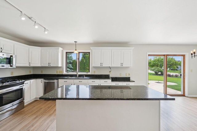 W146N6202 Wigwam DRIVE, Menomonee Falls, WI 53051