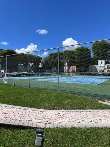 10786 N Kendall Dr D13, Miami, FL 33176