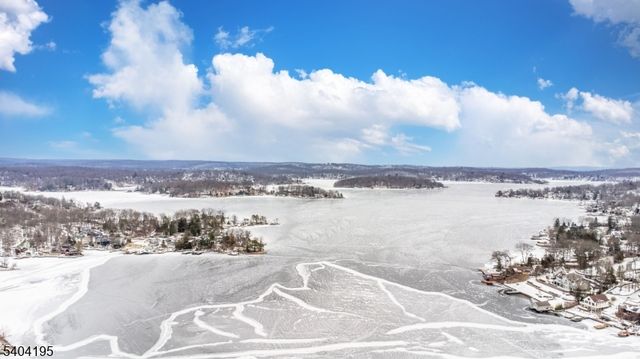 304 Squaw Trl, Hopatcong Boro, NJ 07821