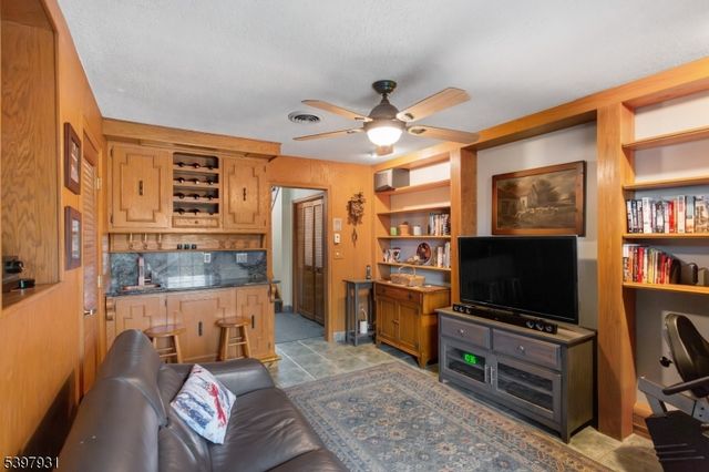 3 Ross Rd, Wallington Boro, NJ 07057