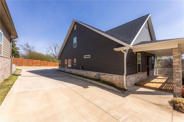 2983 N Old Wire Road, Fayetteville, AR 72703