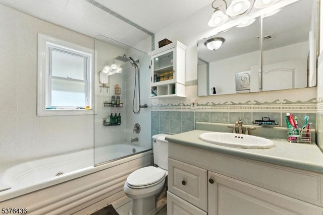 53 Oakwood Ave, Kearny Town, NJ 07032