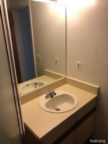 832 S Stephenson Hwy, Royal Oak, MI 48067