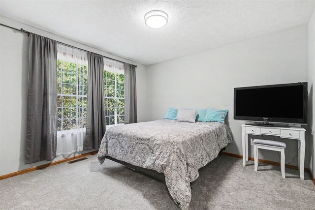 1090 Cumberland Avenue, Lowell, MI 49331
