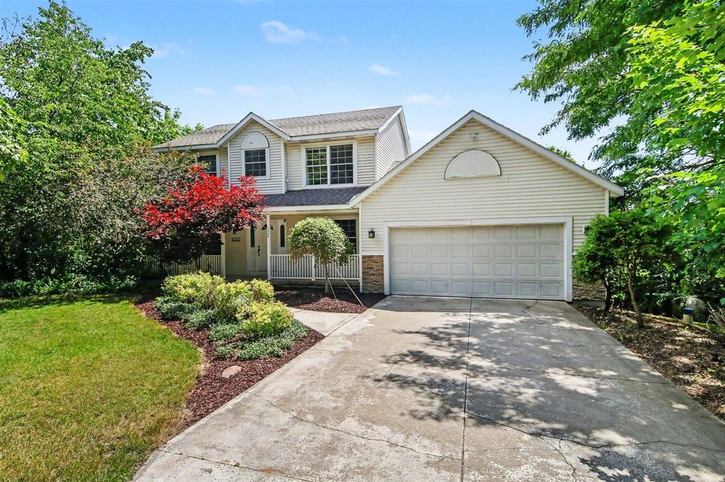 1090 Cumberland Avenue, Lowell, MI 49331