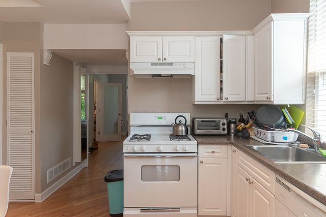 3144 N OAKLEY Avenue 3F, Chicago, IL 60618