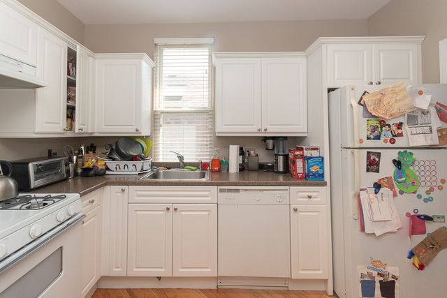 3144 N OAKLEY Avenue 3F, Chicago, IL 60618