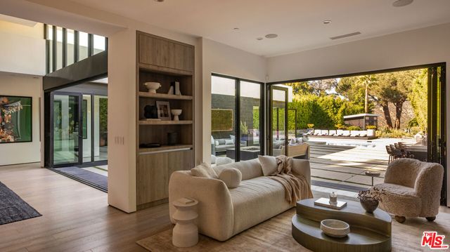 7139 Macapa Drive, Los Angeles, CA 90068