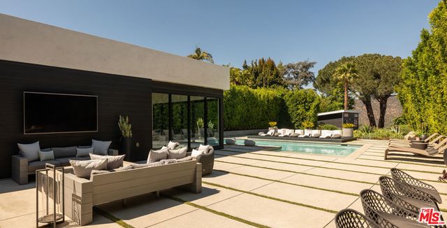 7139 Macapa Drive, Los Angeles, CA 90068