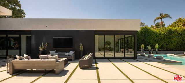 7139 Macapa Drive, Los Angeles, CA 90068