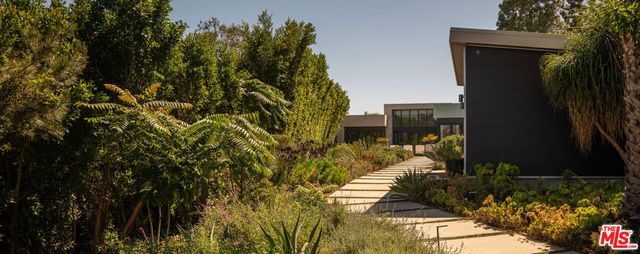 7139 Macapa Drive, Los Angeles, CA 90068