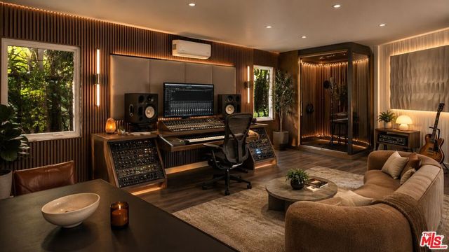 7139 Macapa Drive, Los Angeles, CA 90068