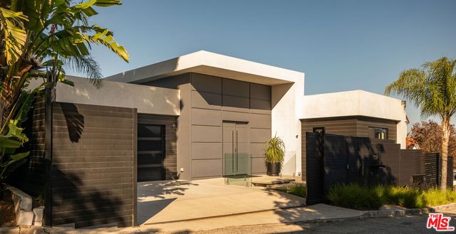 7139 Macapa Drive, Los Angeles, CA 90068