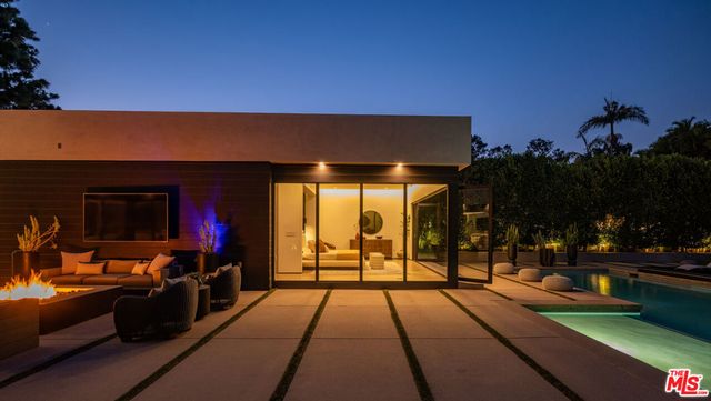 7139 Macapa Drive, Los Angeles, CA 90068