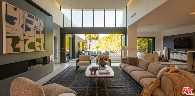 7139 Macapa Drive, Los Angeles, CA 90068