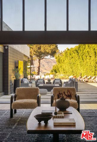7139 Macapa Drive, Los Angeles, CA 90068