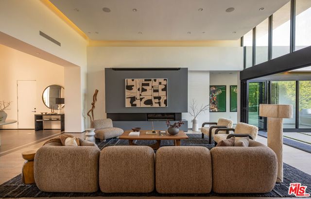 7139 Macapa Drive, Los Angeles, CA 90068