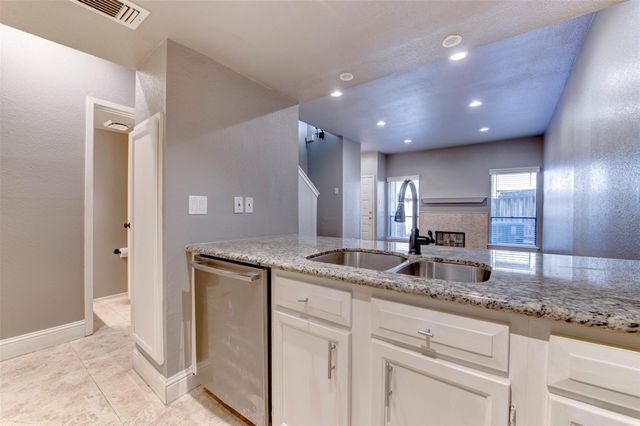 1920 Augusta Drive 19, Houston, TX 77057