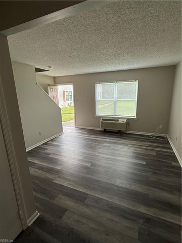 13 Hedge LN G, Portsmouth, VA 23701
