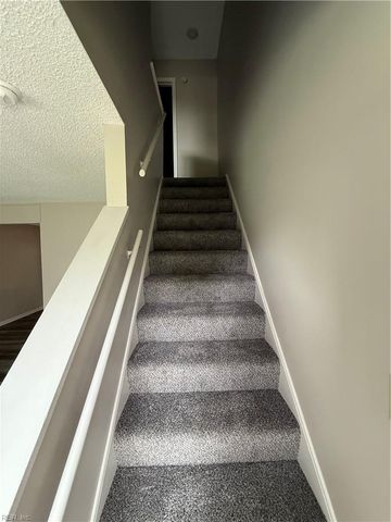 13 Hedge LN G, Portsmouth, VA 23701
